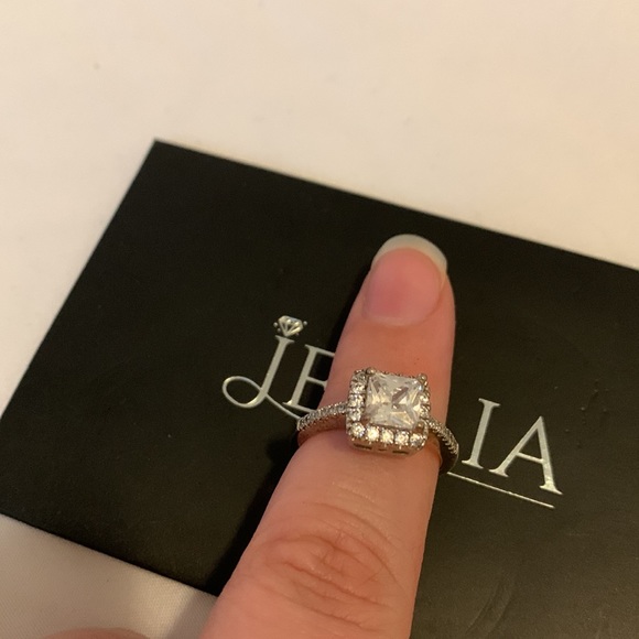 Size 8 ring from Jeulia. - Picture 2 of 4